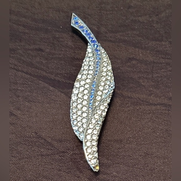 Vintage Carolee Leaf Brooch: Blue Crystal Silvertone Pin - Picture 2 of 11